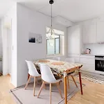 2 Bedroom, Lake View, Light Rail, Bergen